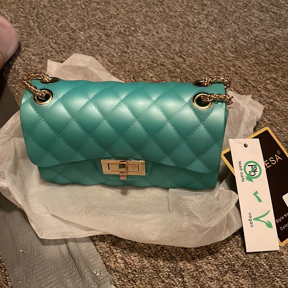 Bag with adjustable chain